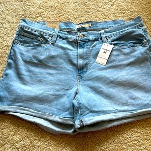 NWT Levi's Women's Mid-Length Light Denim Shorts Size 34 / 18